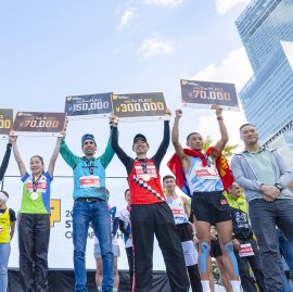 表彰式:前列右から3番目 表彰式:前列右から3番目