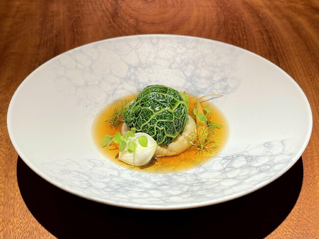 今年オープンした新時代のフランス料理店『J'apprends』従来のフランス料理の枠にとらわれないスパイスやハーブを使用し、味覚や嗅覚に訴えかける新時代のフランス料理店が迎える初のクリスマス。