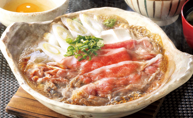 たっぷり贅沢な「国産⿊⽑和牛のすき鍋」“お肉増量”で今年も登場！３万食限定で１２月２６日より販売開始。お得なアプリクーポンも配信。