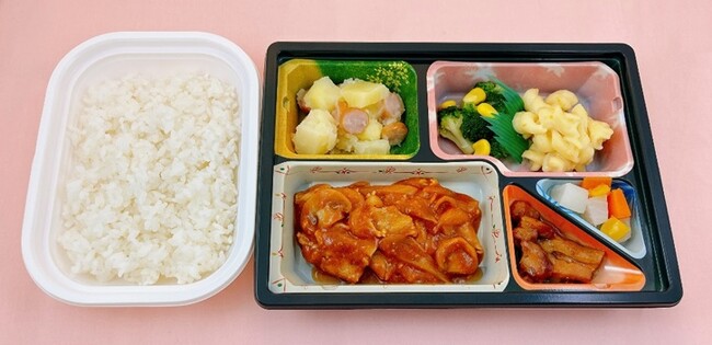 【宅配クック ワン・ツゥ・スリー】12月の“ご馳走の日”は「霧島黒豚のハッシュドポーク弁当」をお届け