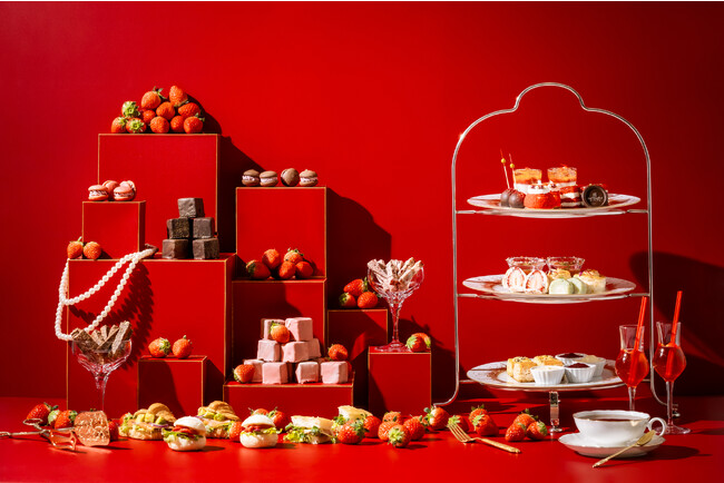 セレブ気分で美しく煌びやかな美しいスイーツ＆セイボリーを味わうご褒美時間。3品種のフレッシュ苺もブッフェで心ゆくまで。アフタヌーンティー＆ブッフェ「ザ・ストロベリー・セレブ」