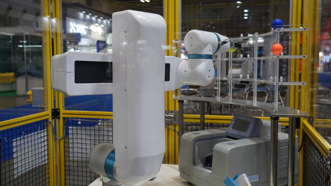 8軸多関節ロボット『ｘLobomo(クロスロボモ)』「2023国際ロボット展」出展レポートおよびご来場の御礼