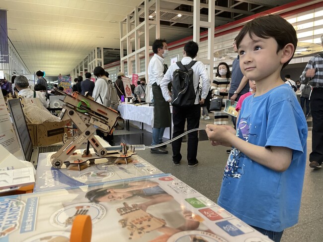 【小学生限定企画 水力で紙飛行機を遠くまで飛ばすSTEAM体験】宮城県仙台市「青葉の風テラス」にて2023年12月23日(土)に開催
