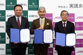 協定締結式の様子(左から実践女子大学 難波 雅紀学長、芝浦工業大学 山田 純学長、実践女子学園中学校高等学校 湯浅 茂雄校長) 協定締結式の様子(左から実践女子大学 難波 雅紀学長、芝浦工業大学 山田 純学長、実践女子学園中学校高等学校 湯浅 茂雄校長)