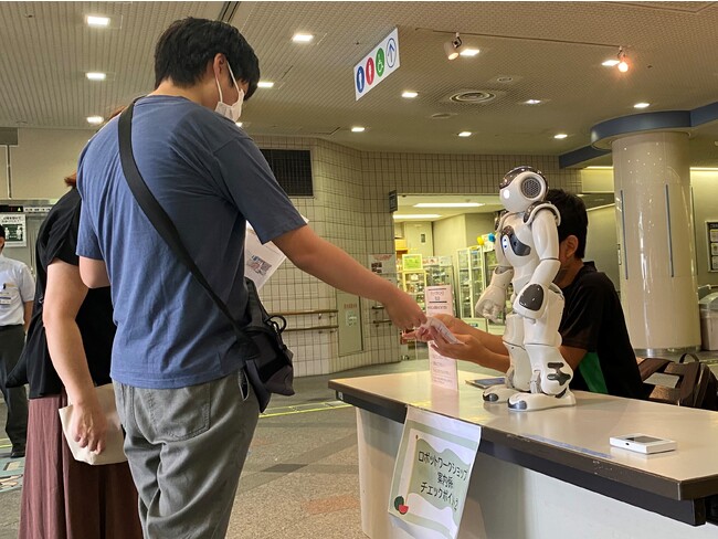 横浜市×横浜トリエンナーレ×三菱総研ＤＣＳが共同して取組　ロボットと一緒にアートに触れるワークショップ