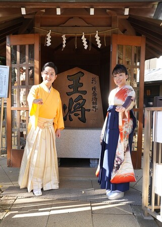 彩青が新曲「王手！」発売を記念して細川一門の姉弟子・杜このみと一緒にヒット祈願。藤井八冠のように“八刀流歌手”を