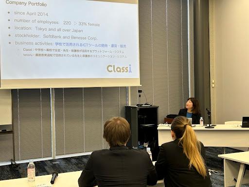 招へいされたウクライナ教育省関係者に対し、学校で活用されるICT教育ツールとしてClassiとtetoruが紹介されました