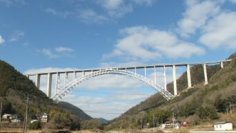 日本最大のアーチ橋「広島空港大橋」においてドローン撮影画像の診断による点検方法の検証を実施