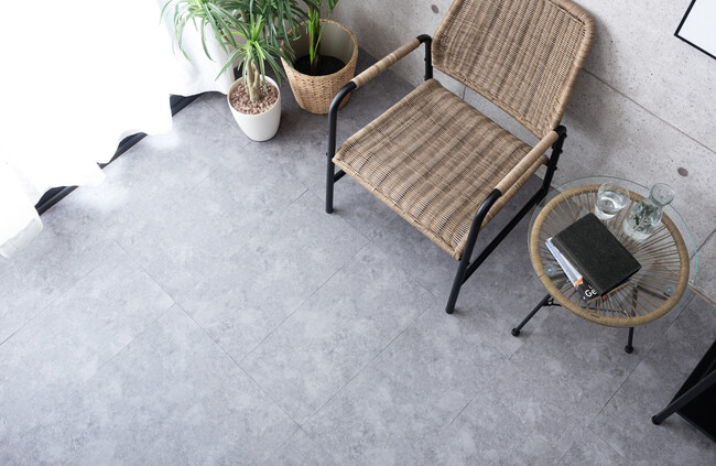 【タンスのゲン】年末の大掃除ついでに簡単“床DIY” !? 置くだけで設置可能なフロアタイルから新色が登場