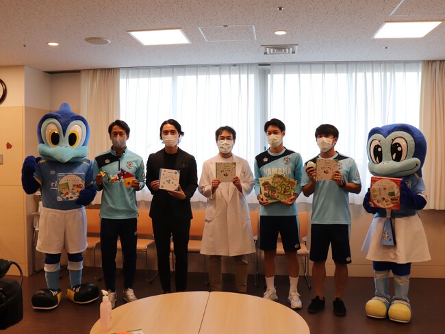 【プロサッカー選手と共に小児病棟のこどもたちにプレゼント！絵本と木のおもちゃセット】