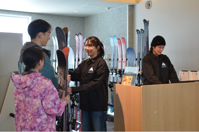 スキー場で板やブーツを預かるサービス「スキーバレー」をニセコ東急 グラン・ヒラフで12月16日(土)より試験運用開始