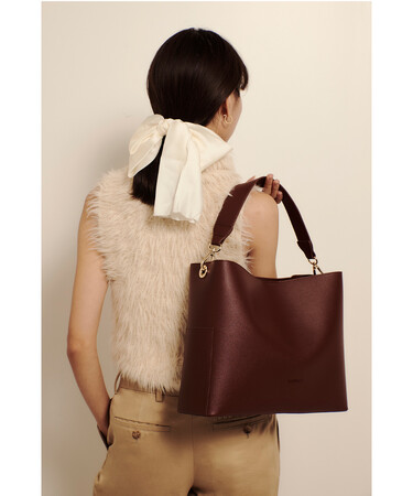 RANDEBOOのシグネチャーアイテムであるBucket bagシリーズから横型シルエットのBucket side bagが新登場。