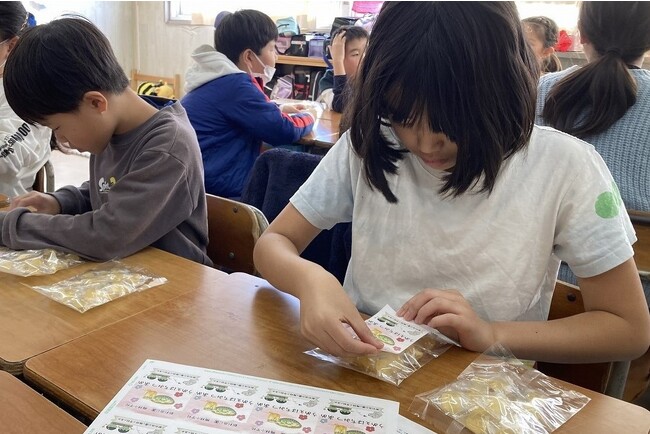 小学生と共同開発！ 地元・横浜産はちみつのコラボ商品「うめぇはちみつあめ」新発売（横浜市新杉田公園）