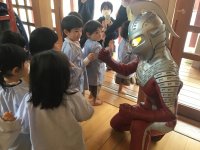 「ウルトラマン基金」福岡県内 豪雨災害被災地支援訪問
ウルトラマンゼロ、ウルトラセブン親子が約1200人の園児たちと交流