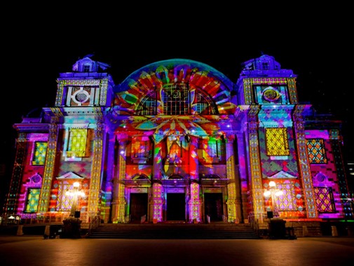 大阪芸術大学 アートサイエンス学科×音楽学科が手掛ける『大阪市中央公会堂壁面プロジェクションマッピング』が上映開始！初回上映セレモニーにて演奏学科学生がゴスペルを披露