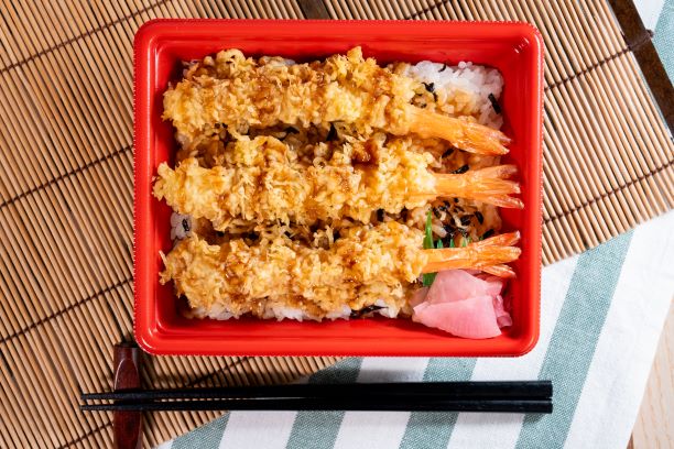 1年の締めくくりにご褒美グルメを！贅沢に大海老が3尾乗った「大海老天重」を12月19日（火）発売！～上質な小麦粉を使用し、専門店のような「口どけの良い衣」を追及～