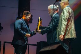 「Esports Awards 2023」にて受賞者SESO氏(左)に「Creative of the Year賞」を授与するローランド代表取締役社長ゴードン・レイゾン(中央) 写真提供:Esports Awards 2023 「Esports Awards 2023」にて受賞者SESO氏(左)に「Creative of the Year賞」を授与するローランド代表取締役社長ゴードン・レイゾン(中央) 写真提供:Esports Awards 2023