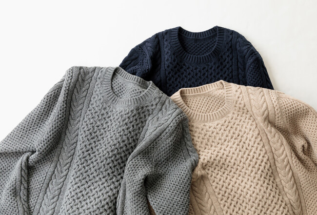 ファクトリエ、メンズ新作「ウォッシャブルウール100％ 軽量ケーブル編みニット」発売