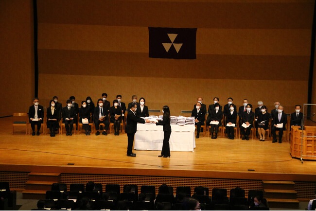 【12月22日（金）】同志社女子大学で薬学部医療薬学科新5年次生への白衣授与式（ホワイトコートセレモニー）を開催