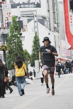 downbeat RUNNINGが ヨーロッパ発の新興ブランド「4T2」の取り扱いを開始