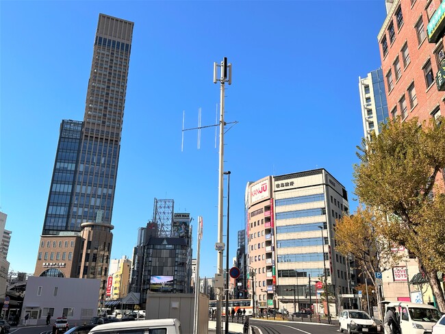 神戸市防災行政無線 通信回線の二重化・音達エリア拡大で信頼性が向上　ＪＲ三ノ宮駅北側広場に「ハイブリッド拡声子局」を初納入