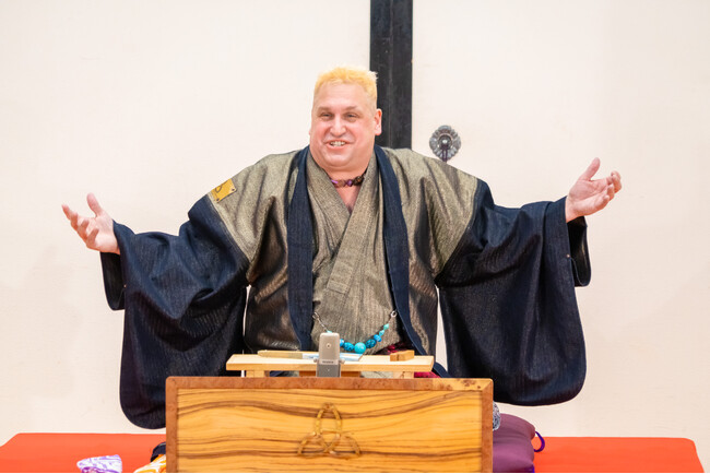 落語家 桂三輝（サンシャイン）が「英語落語」を披露