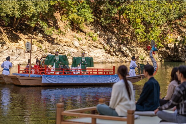 【星のや京都】源氏物語に描かれる華やかな舞と幽玄な雅楽の音色を楽しむ「奥嵐山の舟遊山」開催｜期間：2024年3月21日、22日、23日
