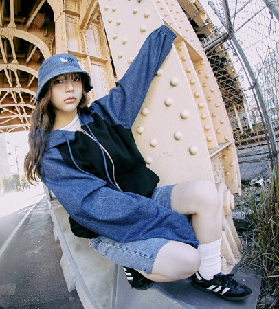 虹プロ出演人気アーティストの「YUNA（ユナ）」と、ポップなフォントやビビットなペイントスタイルが人気の韓国ブランド「wonder visitor（ワンダービジター）」とのコラボ商品が60％にて発売！