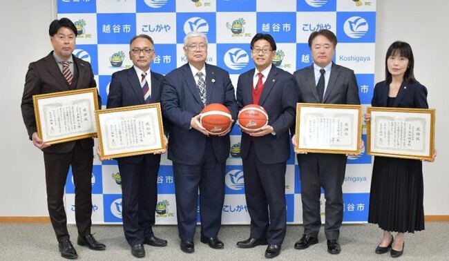 【埼玉県越谷市】越谷アルファーズ・パートナー企業から越谷市内小中学校にバスケットボールが寄贈されました