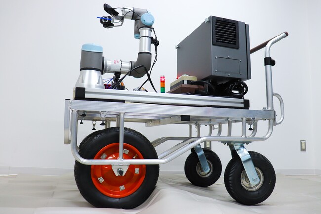 「クルーボ」で車輪移動のロボットアーム手先を自在に制御！安価なウェブカメラでもワークをリアルタイム追従して、高精度インサーション実現