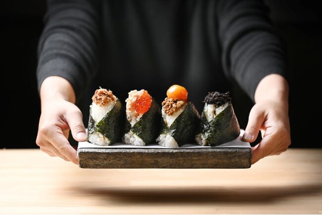 「ふんわりおにぎり片手に中華そばを啜る」おダシと薫りにこだわった生姜中華そばと厳選米使用の具だくさんおにぎり。【中華そば おにぎり ◯△-まるさんかく-】12月27日（水）NEW OPEN！