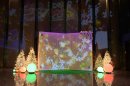 巨大絵本に見立てた大型スクリーン 巨大絵本に見立てた大型スクリーン