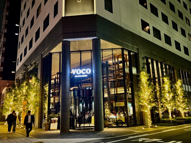 【voco大阪セントラル フェスティブシーズンのご案内】ブランドカラー“イエロー”で彩るハッピーイルミネーションと華やかなクリスマスデコレーション