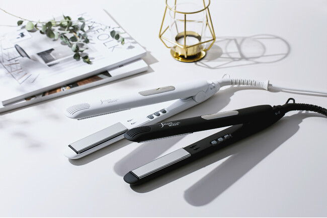 面白いほど髪にツヤを生み出す『ミラーダブルイオン ストレートヘアアイロン』にベーシックな２色が登場
