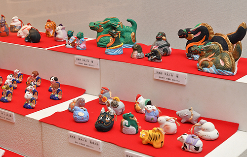 ゆく年くる年を感じる「干支の郷土玩具」の展示がスタート