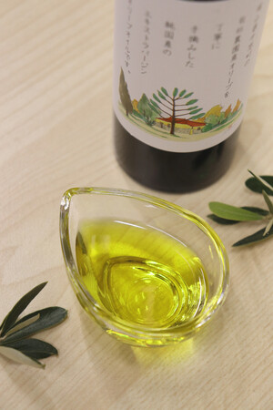 数量限定発売　前年度は国際規模のコンテストで金賞3冠　爽やかな青草、そして華やかなフルーツと花の香り　ハーモニーを極めたフレッシュオリーブ風味の国産搾りたてエキストラバージン