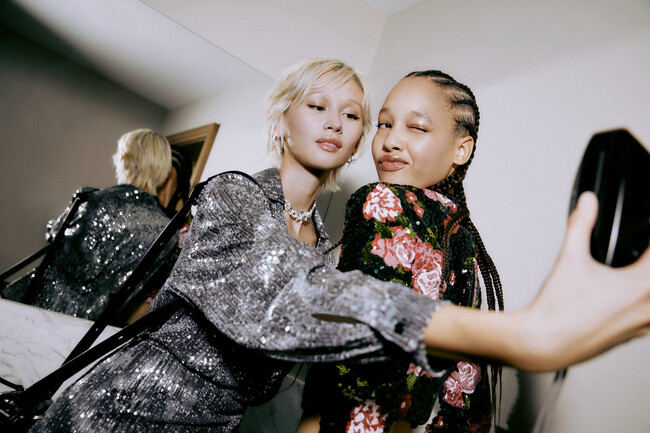 【Desigual News】In the glamroom パーティーシーンに欠かせない、煌びやかなアイテムを揃えたホリデーキャンペーンが登場！