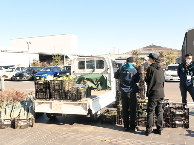 物流センター初の特別支援学校販売会 約100人が来場