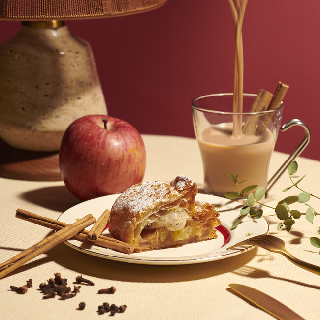 アップルパイ「RINGO」とティー専門店〔Brew Tea Co.〕がコラボ！「焼きたてカスタードアップルパイ チャイ〔Brew Tea Co.〕」2024年1月8日（月）より期間限定で販売