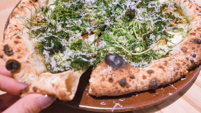 日本初上陸のピザレストラン「Pizza 4P’s」で、シーベジタブルの海藻を使ったオリジナルメニューや店内装飾が登場