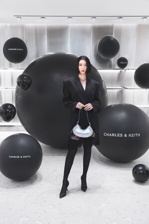 CHARLES & KEITH表参道店プレオープンパーティに三吉彩花さんらが来場、ミイナ・オカべさんがスペシャルライブを披露