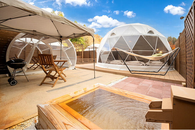 栃木県矢板市、源泉かけ流しの個室露天風呂付の温泉グランピング施設【矢板温泉グランピング yulampi -ユランピ-】