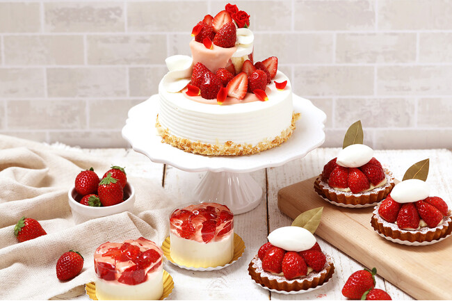 ”いちごの誘惑”をテーマにショーケースは苺づくし！新商品『苺のタルト』をはじめとした苺スイーツが1月11日より期間限定で発売！苺の日やショートケーキの日を記念した”いちごフェア”もアプリ会員限定で実施
