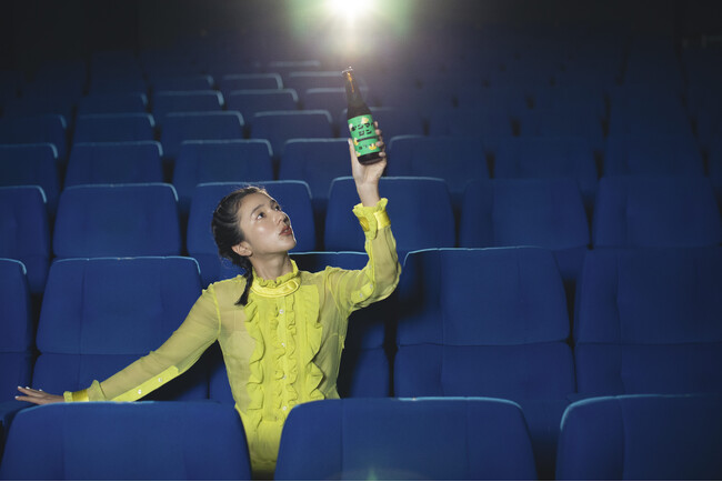テアトルシネマグループの映画館にてクラフトジン「ギンマクジン GINMAKU GIN&SODA」を12月23日（土）より本格提供開始