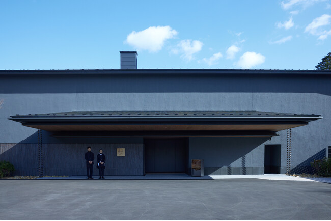 ENFOLDが「ふふ 旧軽井沢 静養の森」の制服デザインを手掛ける