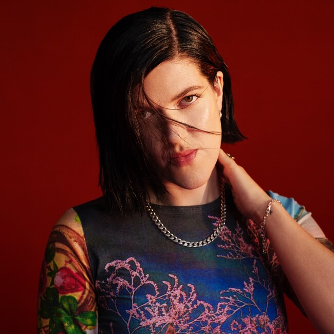ROMY（from The XX）初のライブセットによる待望の来日公演まであと３週間！サポートアクトが決定！さらにDJセットで満員のオーディエンスを盛り上げたフジロック'23のライブ映像を公開！