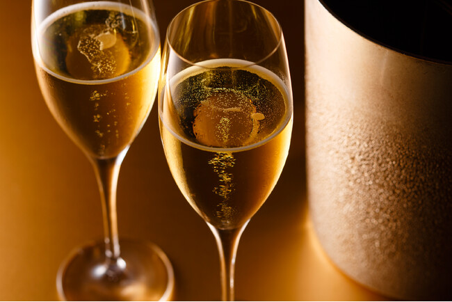 【ウェスティンホテル東京】リニューアル後初のカウントダウンイベント、新年の幕開けをシャンパーニュのフリーフローとライブミュージックで華やかに祝う「マスカレード カウントダウン ナイト」を開催