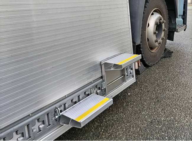 不二倉業株式会社　トラック荷台昇降ステップ「グラディーノ～gradino～」を新発売