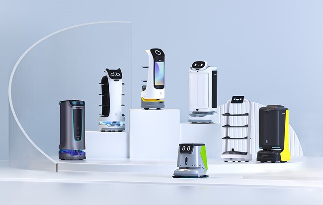 ソフトバンクロボティクス、PUDUのサービスロボットを取り扱い開始