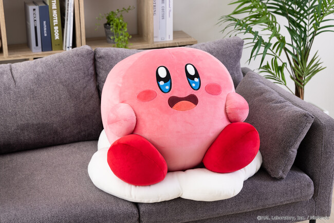 食いしんぼうなカービィが超特大ぬいぐるみになって登場！　『Mocchi-Mocchi-GameStyle　カービィのグルメフェス クリームに乗ったカービィ超特大ぬいぐるみ』